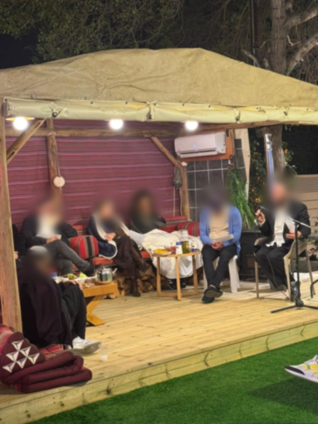 מפגש מצומצם בתוך האוהל