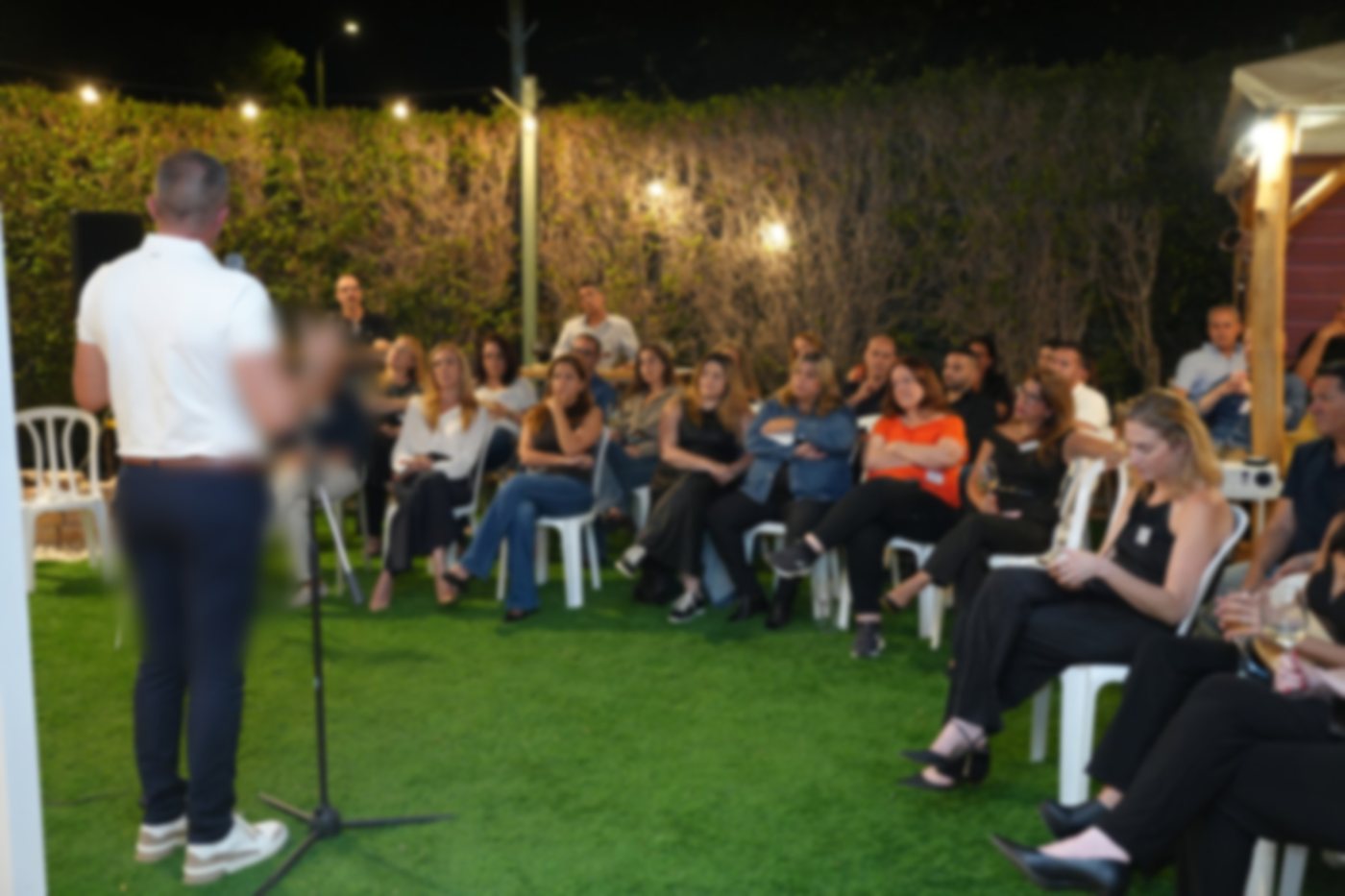 פורום רחב בחצר בפתח האוהל
